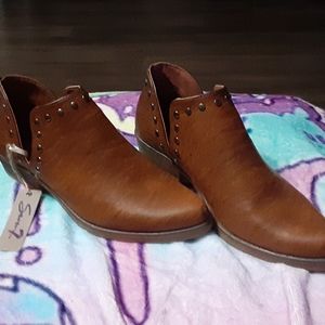 NWT Seven7 low cut Antonio Bootie sz 9